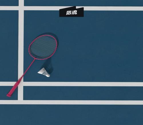 第一批回县城开球馆的羽球人，卷疯了